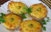 Свиные отбивные с ананасами и сыром