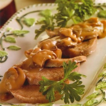 язык под соусом с грибами