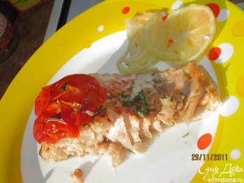Запеченная семга с луком и лимоном