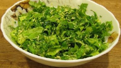 Салат из листьев салата и мускатным орехом