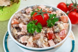 Мясной салат с грибами