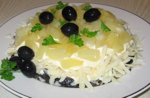 Салат с грибами и ананасами
