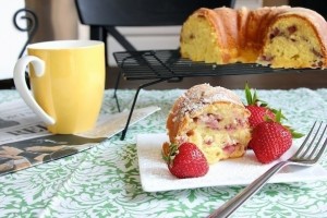 Кекс на йогурте c клубникой