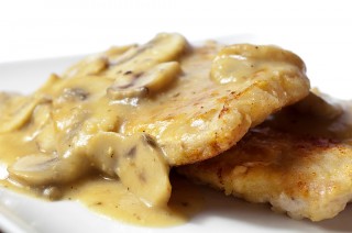 Куриные грудки под соусом с грибами и молоком