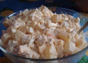 Салат с курицей и ананасами
