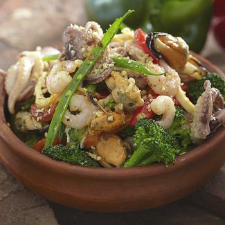 Салат из морепродуктов с брокколи