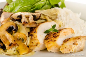 Куриные грудки под грибным соусом