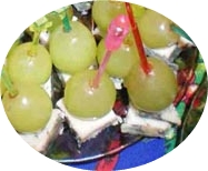 закуска с сыром и виноградом
