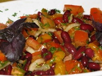 салат с фасоли с овощами