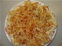 салат с курицей и жареным картофелем