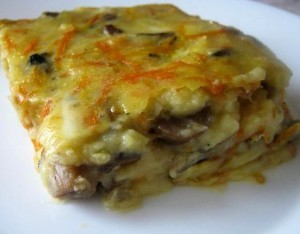 Запеканка фаршем, картофелем и грибами