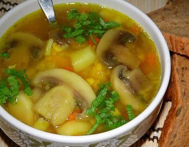 Суп с курицей, горохом и грибами