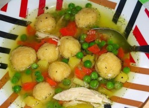 Суп с курицей, клецками и горошком