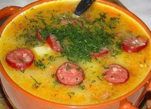Суп с горохом, колбаской и сыром