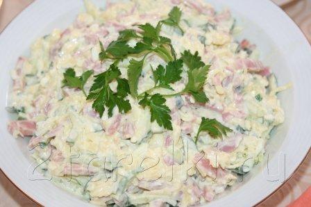 Салат с ветчиной и огурцами