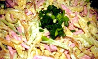Салат с блинчиками, колбасой и кукурузой