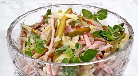 Салат с копченостями и огурцами