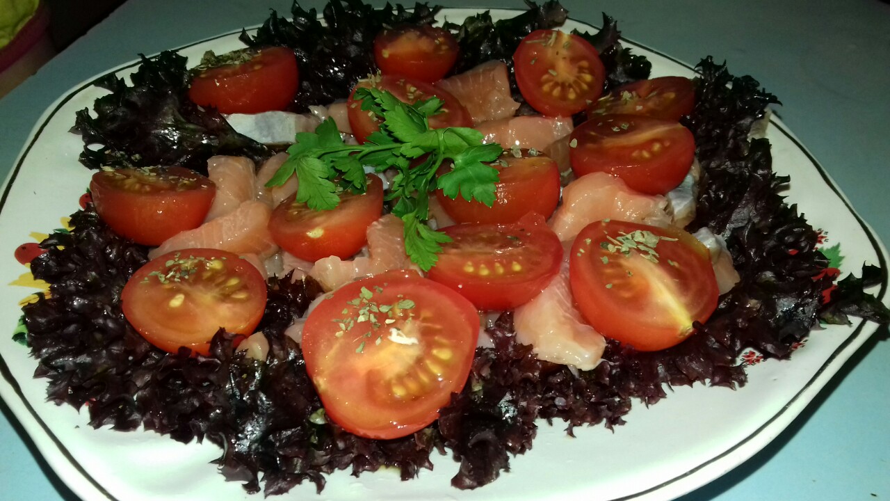 салат с красной рыбой и салатными листьями