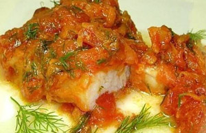 Минтай с овощами на сковородке.